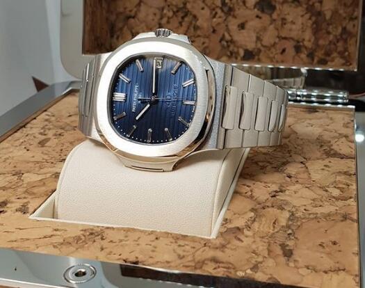 The dark blue dial matches the platinum case perfectly.