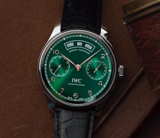 The gradient green dial looks mysterious and charming.