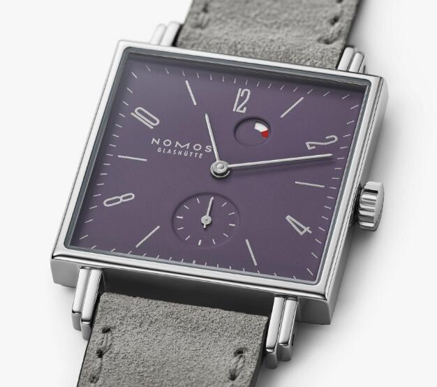 The purple dial is rarely seen in watchmaking industry.