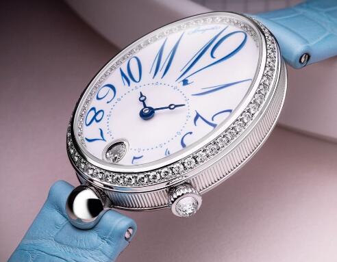 The diamonds on the bezel add the feminine touch to the model.