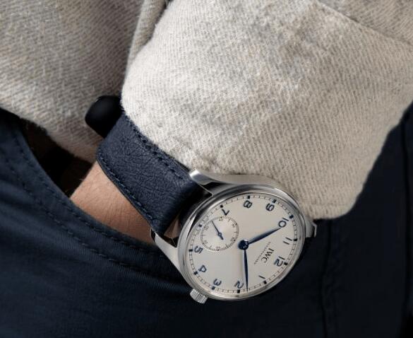 Hot replica watches use blue color to reveal the fashion.